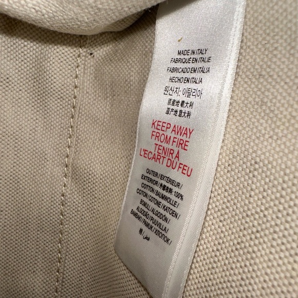 Burberry Black and Cream Tote Bag with Structured Shape and Leather Accents - Picture 13 of 14